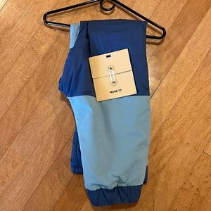 Mine 77 x Burton toaster insulator pant - size small - MSRP $250!!